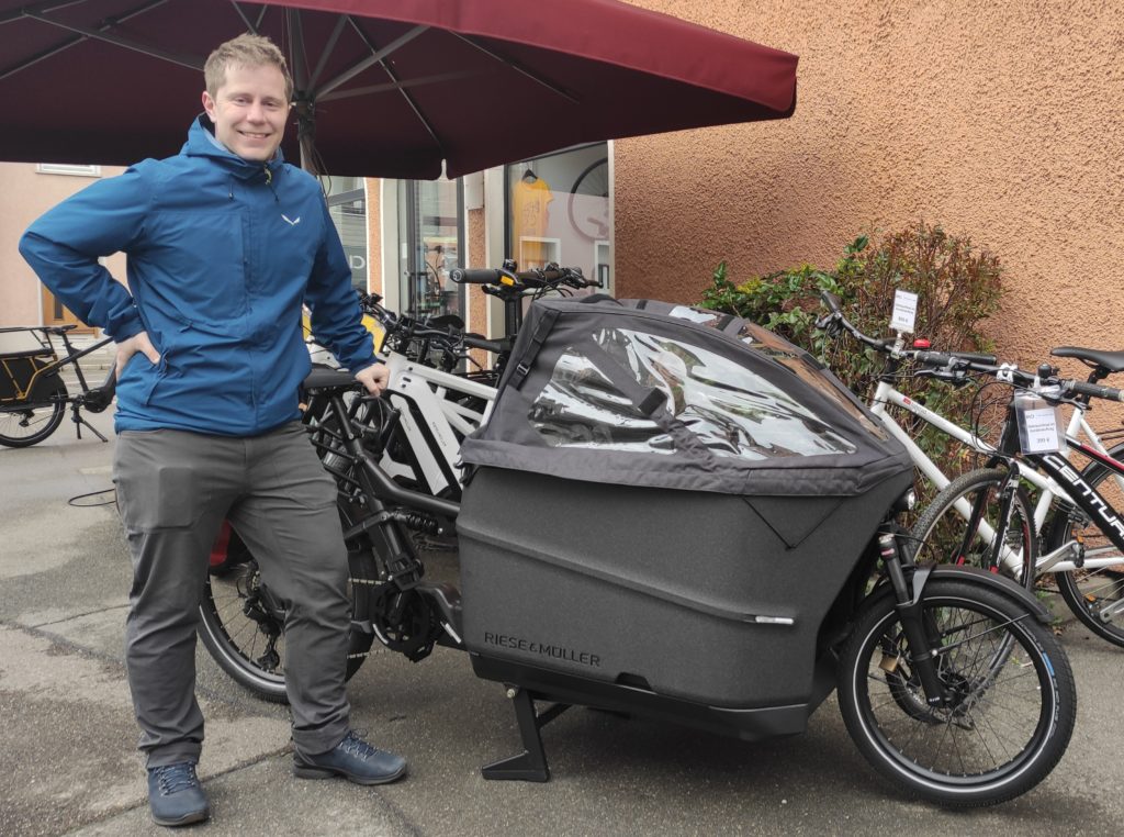 Lucas Grimm von Bici übergibt das neue Lastenrad an den BUND