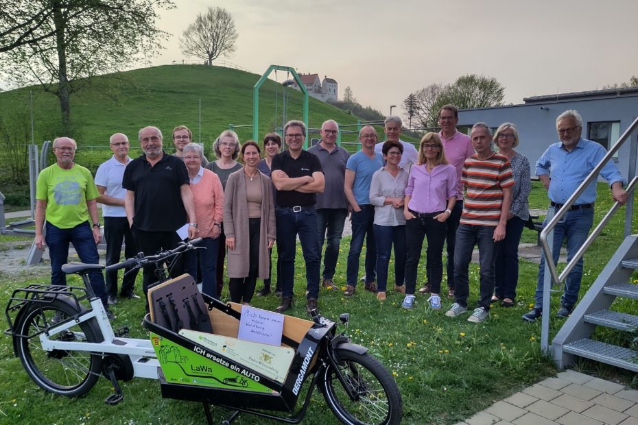 MobiQ Projektteam in Waldburg mit Lastenrad LaWa davor