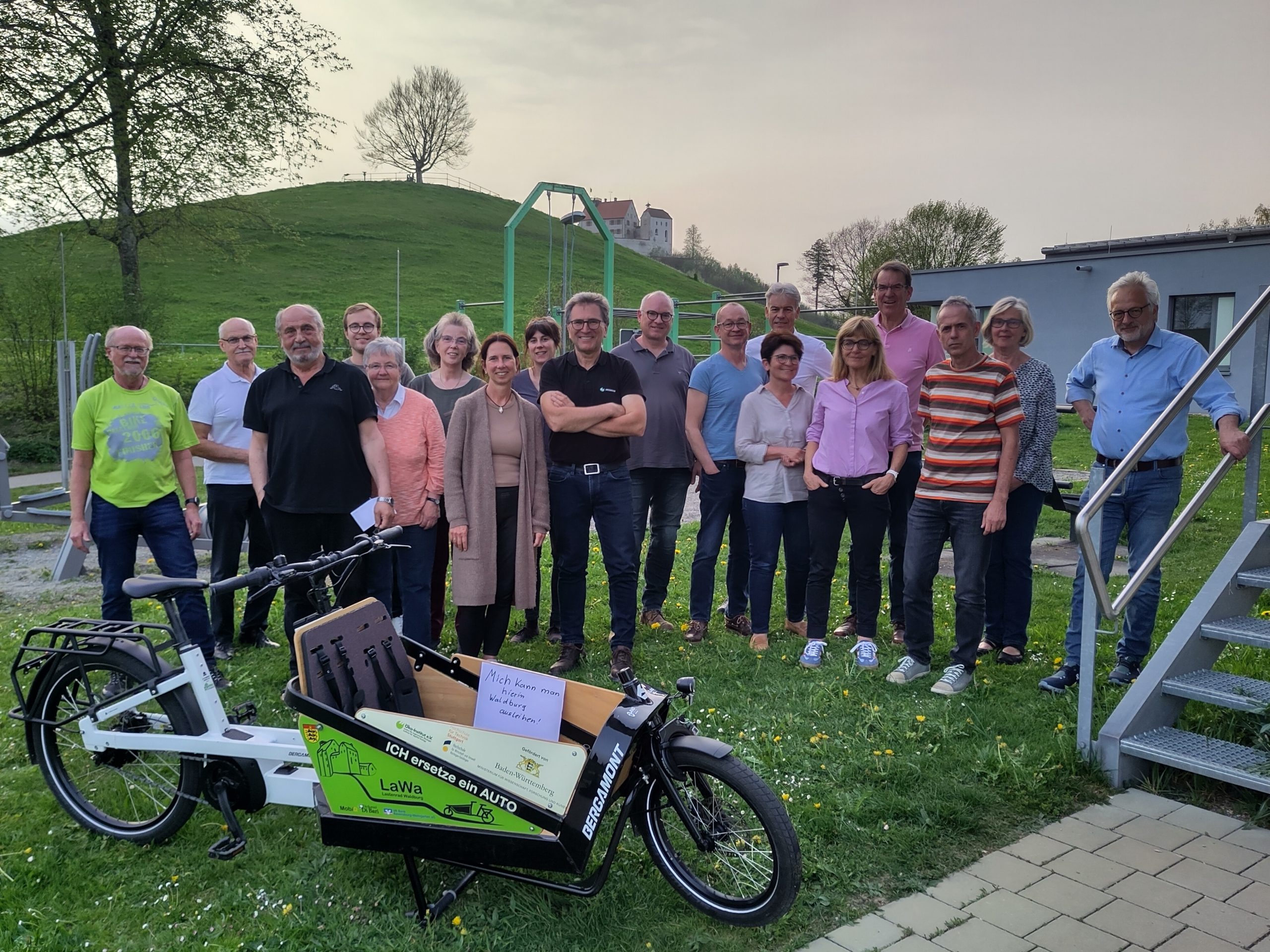 MobiQ Projektteam in Waldburg mit Lastenrad LaWa davor